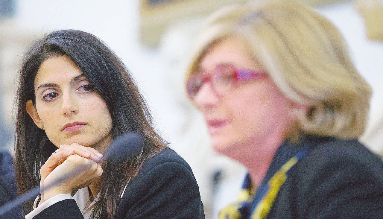 Muraro indagata: a casa. Ma Raggi la rivuole con sé Muraro indagata: a casa. Ma Raggi la rivuole con sé