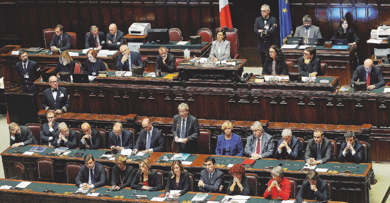 Volti affranti ai banchi del governo Gentiloni: da Finocchiaro a Madia, da Boschi a Martina, da Delrio a Lotti, De Vincenti e Minniti - Ansa/LaPresse Pochi applausi e tanta noia. La stanca fiducia a Gentiloni