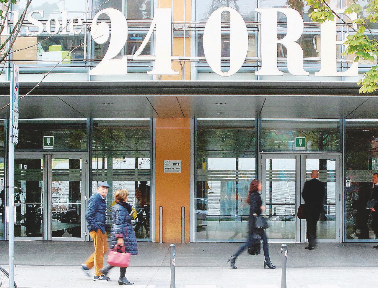 Cercansi 80 milioni - È la cifra che serve per il nuovo aumento di capitale in agenda oggi. Sopra, la sede del “Sole” - Ansa Conti truccati al Sole 24 Ore, la Procura affonda il colpo