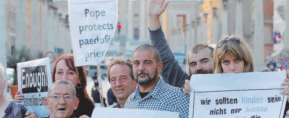 Protesta - Vittime di abusi dell’istituto Provolo davanti a San Pietro - LaPresse Cacciato dall’Italia, ma in Argentina “il don fa il pedofilo”