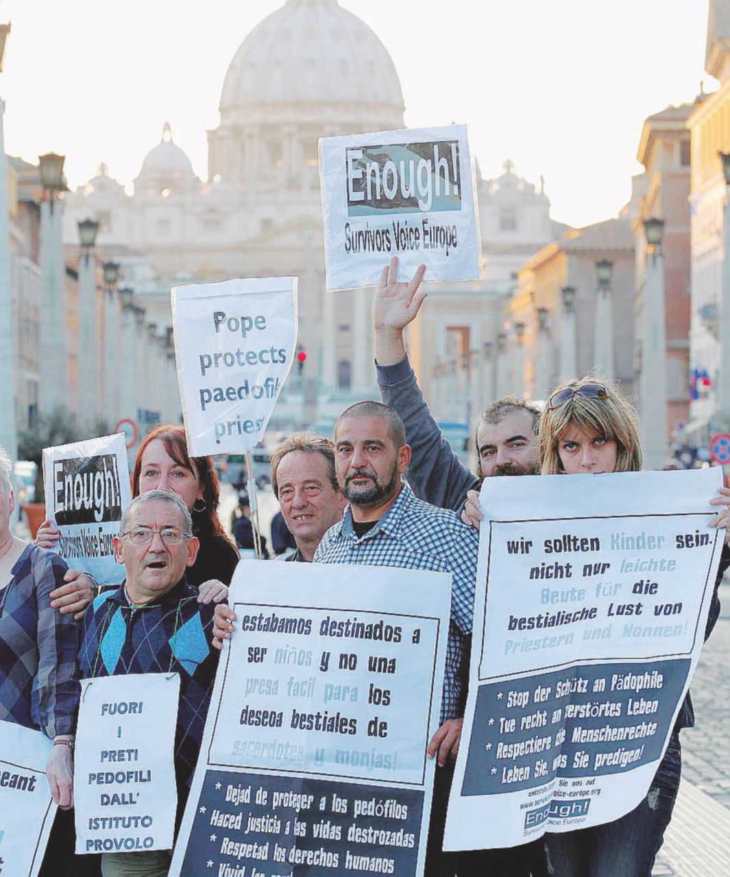 Protesta - Vittime di abusi dell’istituto Provolo davanti a San Pietro - LaPresse Cacciato dall’Italia, ma in Argentina “il don fa il pedofilo”