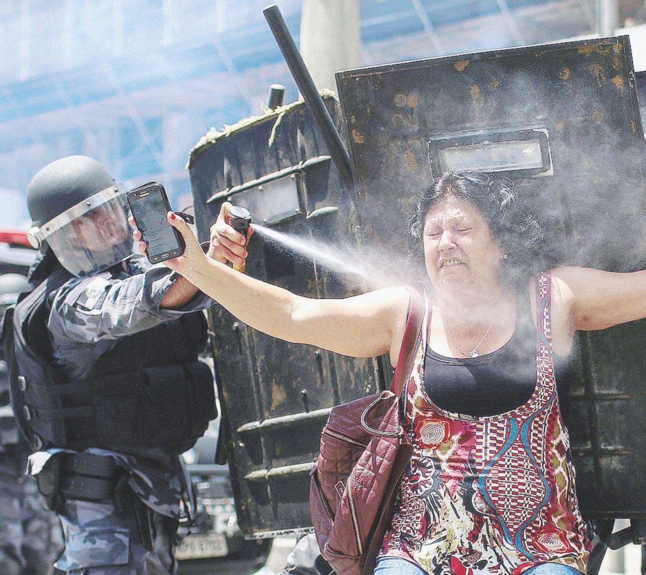 Non si salva nessuno - Un poliziotto spruzza spray urticante contro una manifestante a Rio - Ansa Violenze e corruzione: il governo Temer annaspa