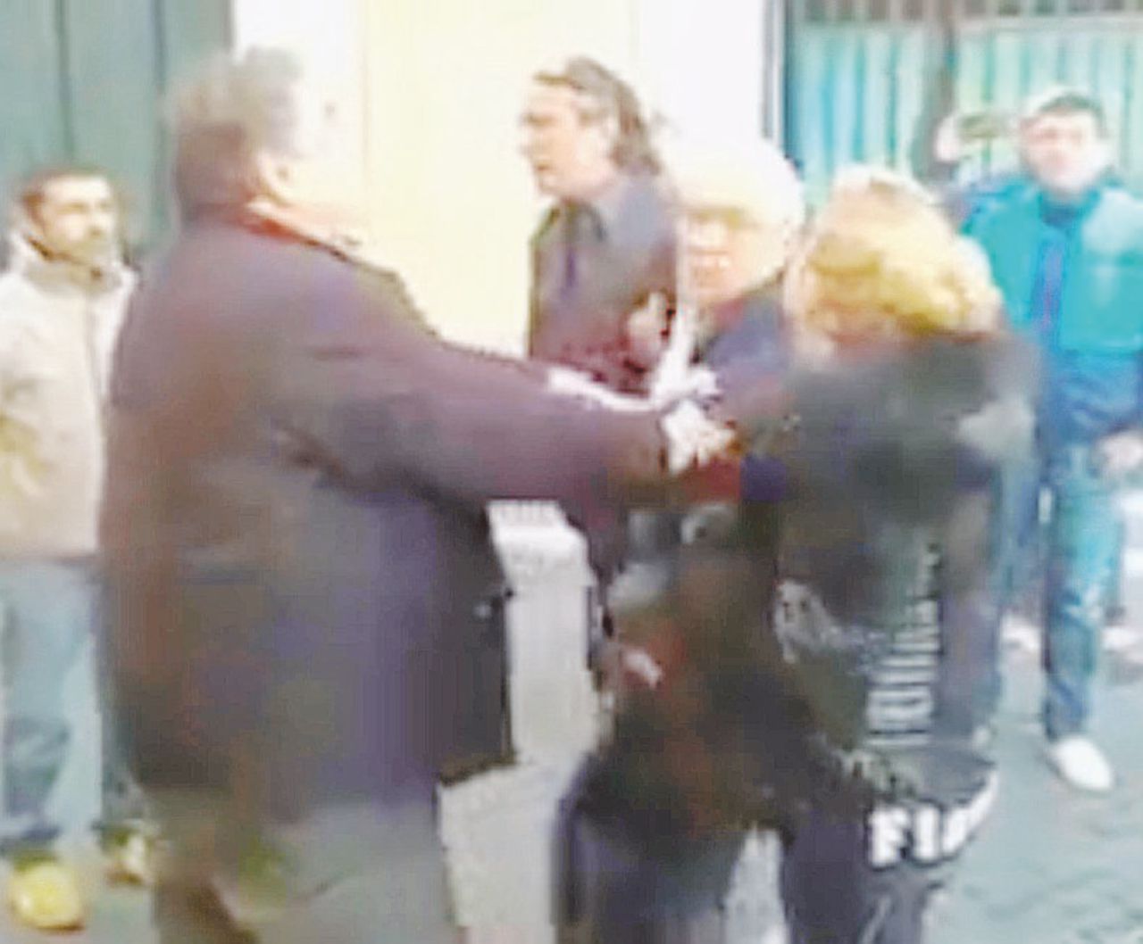 Una immagine dell’aggressione di mercoledì all’ex deputato Osvaldo Napoli - Ansa I Forconi nel mirino: un’inchiesta delle Digos per capire chi c’è dietro
