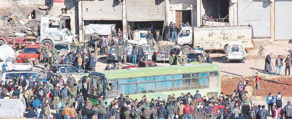 I guerriglieri con i loro familiari vengono caricati sui pullman ad Aleppo est. Ansa/Reuters Assad canta vittoria tra morti ed evacuazioni