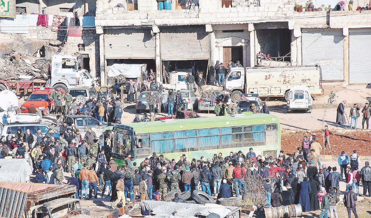 I guerriglieri con i loro familiari vengono caricati sui pullman ad Aleppo est. Ansa/Reuters Assad canta vittoria tra morti ed evacuazioni