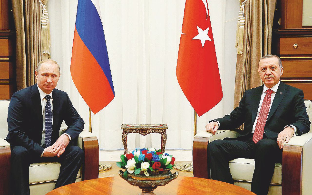 Il nuovo asse - Il presidente russo Vladimir Putin e il suo omologo turco Recep Tayyip Erdogan - LaPresse Lo Zar e il Sultano: ecco i nuovi padroni d’Oriente