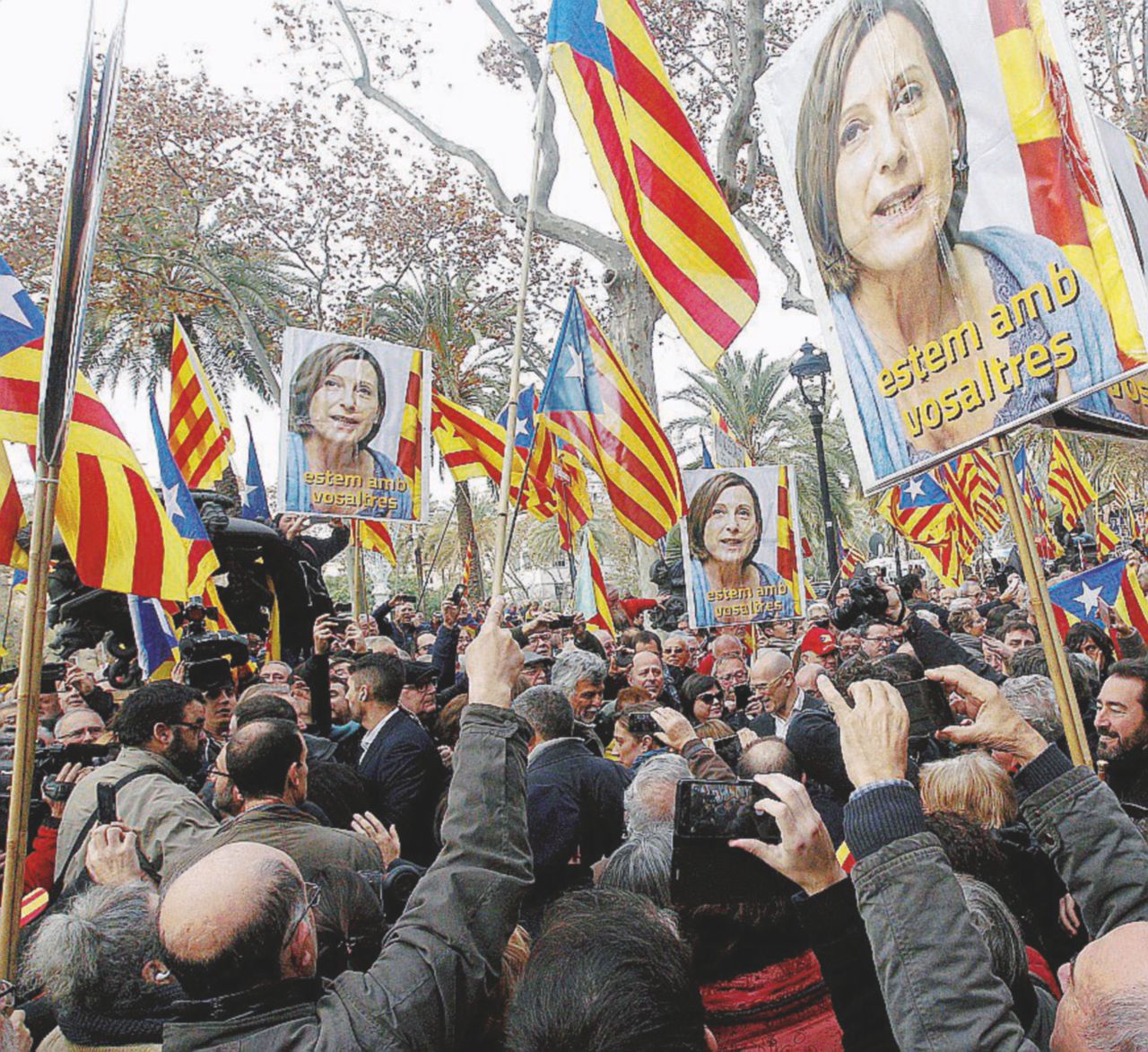 Braccio di ferro - Il premier Mariano Rajoy e la manifestazione pro-Forcadell - Ansa Il Natale indipendentista catalano fra voto e tribunali
