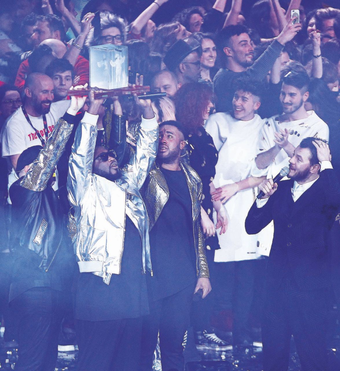 I più votati - Il momento della premiazione dei Soul System - Ansa Arisa era la sbornia, Soler il succo di pomodoro giusto per smaltirla