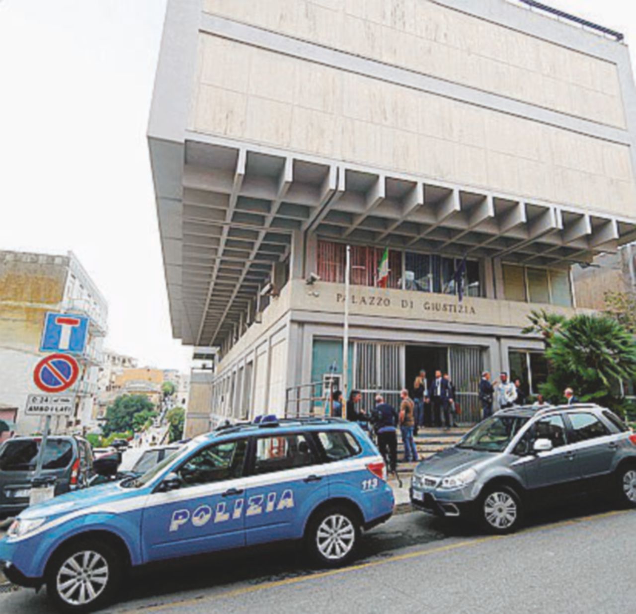 Il tribunale di Ragusa - LaPresse Si sente donna, può cambiar sesso all’anagrafe senza fare operazioni