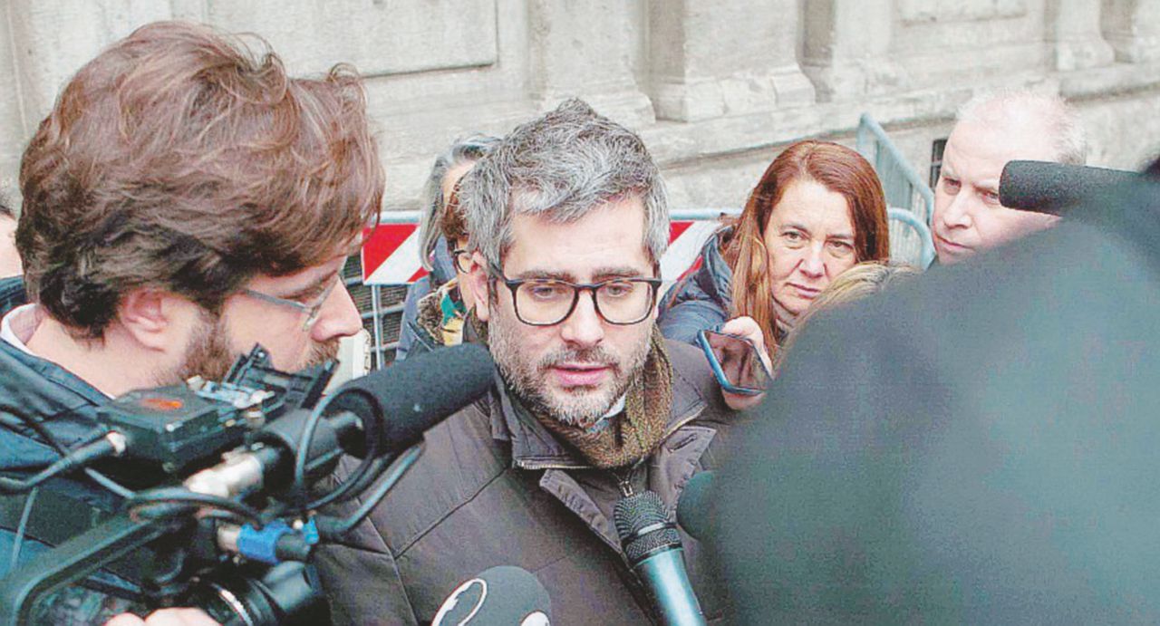 Assediato - Il segretario Piero Bussolati a Palazzo Marino - LaPresse Incubo elezioni, tutto il Pd sta con Beppe