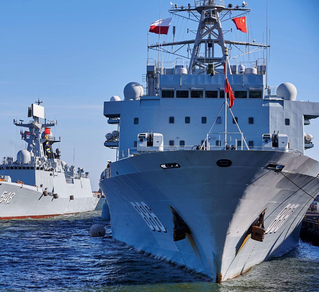 Bandiere rosse - Navi militari di Pechino durante una missione - Ansa Il Dragone avvisa Trump: basta giochetti con i droni
