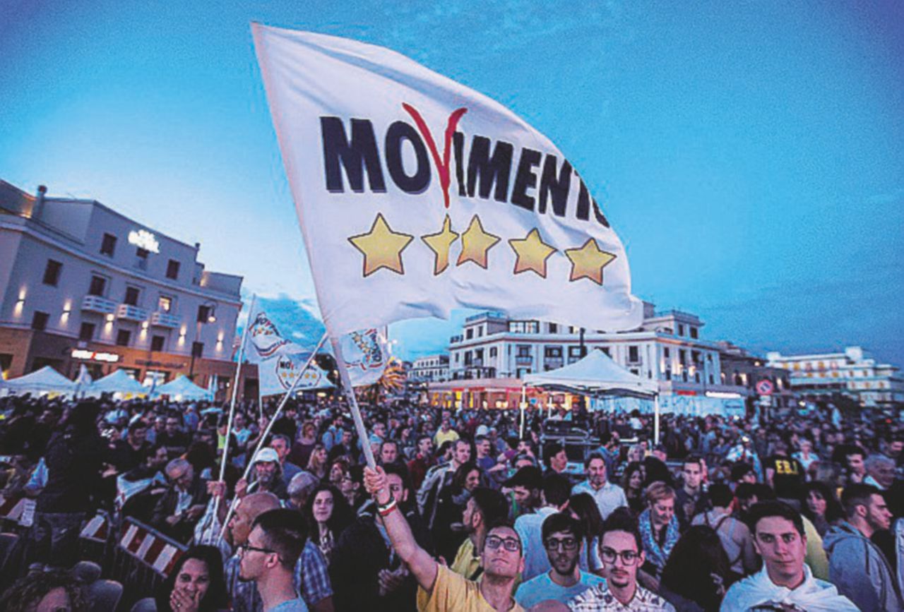 Una piazza del Movimento Cinque Stelle - Ansa Lo psicodramma in scena su Facebook: “Torniamo allo spirito delle origini”