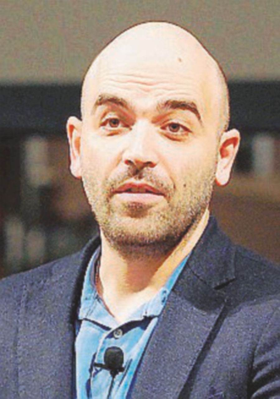 Saviano all’attacco: “Deve dimettersi, ha difeso l’arrestato” Saviano all’attacco: “Deve dimettersi, ha difeso l’arrestato”