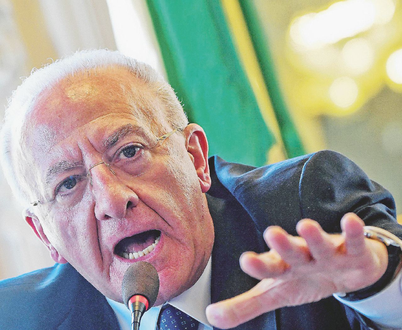 De Luca fa un regalino ai suoi: vitalizi anche agli assessori De Luca fa un regalino ai suoi: vitalizi anche agli assessori