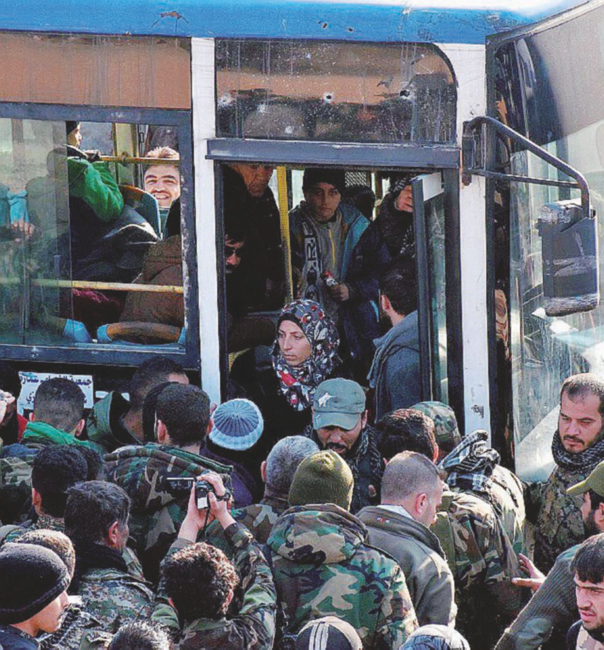 Via dall’inferno - Civili durante l’evacuazione di Aleppo est - Ansa Prossima stazione Idlib, fra jihadisti di al Qaeda e ribelli