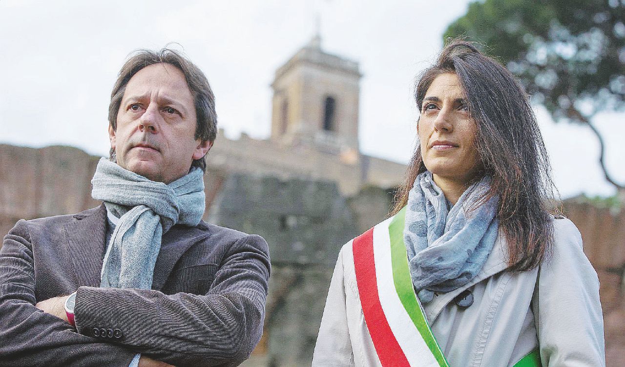 Gli ingressi - La Raggi con il suo nuovo vice, l’assessore alla Cultura Luca Bergamo Raggi a sinistra: Bergamo vice, Montanari assessore