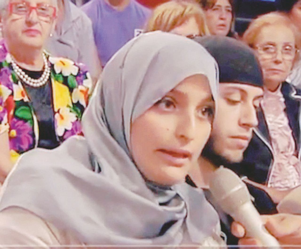 In tv - Un fermo immagine di Maria Giulia Sergio tratto dalla trasmissione Pomeriggio 5 - Ansa “Fatima” condannata a 9 anni di carcere. È la prima foreign fighter di casa nostra