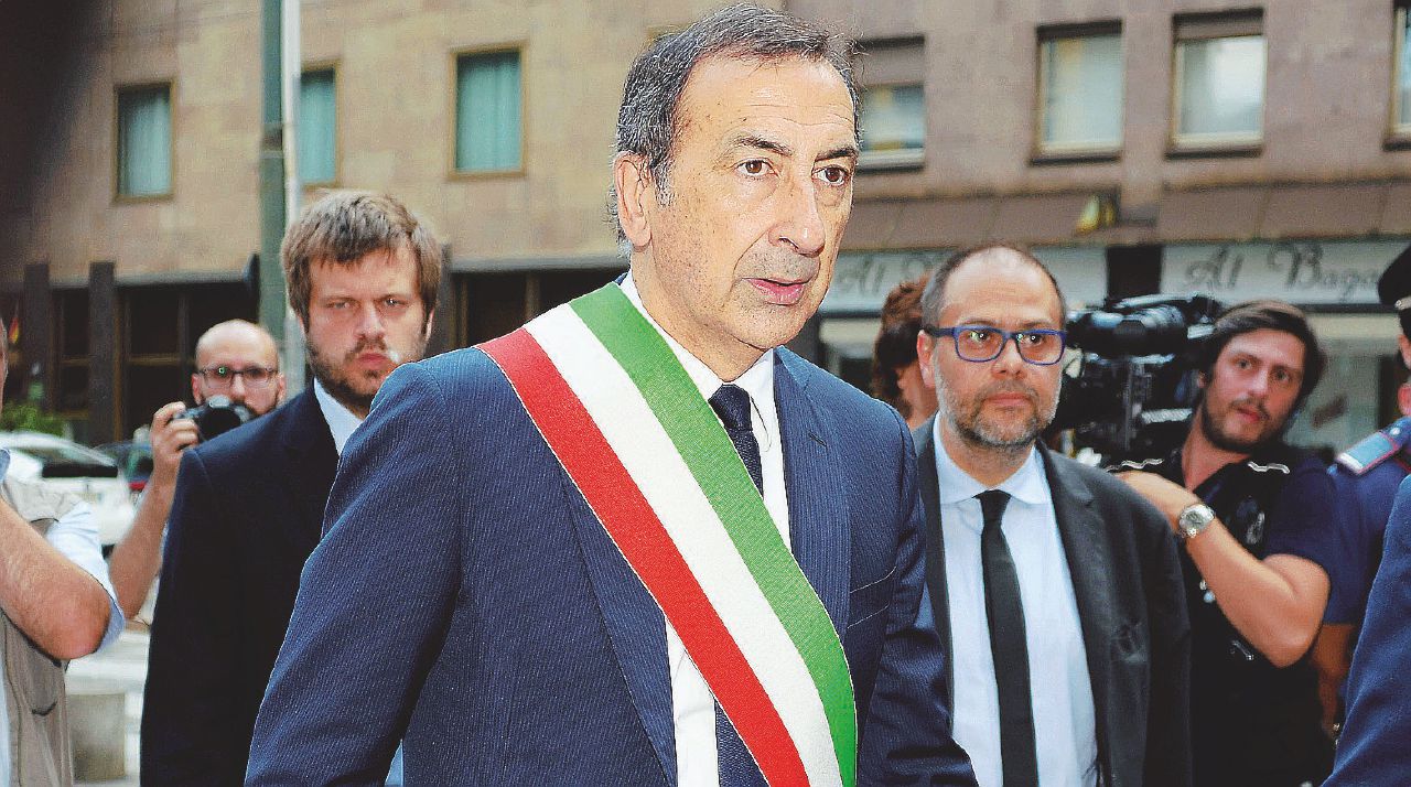 Non più autosospeso - Giuseppe Sala con la fascia da sindaco Il tris di Sala sindaco indagato: appalti, case e monete Expo