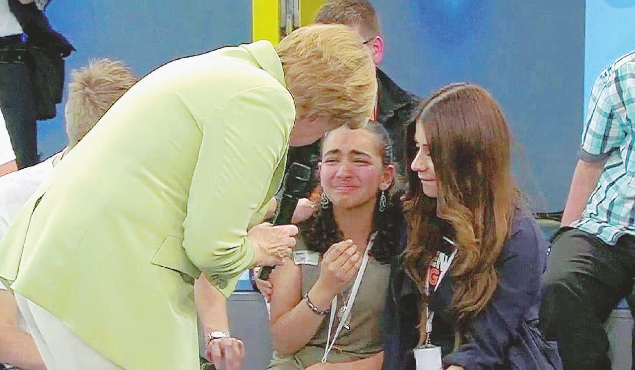 Punto di svolta - Reem, palestinese, piange in tv; la Merkel le ha detto: “Non possiamo ospitare tutti” - Ansa Angela Merkel non cambia verso: “Sempre ospitali”