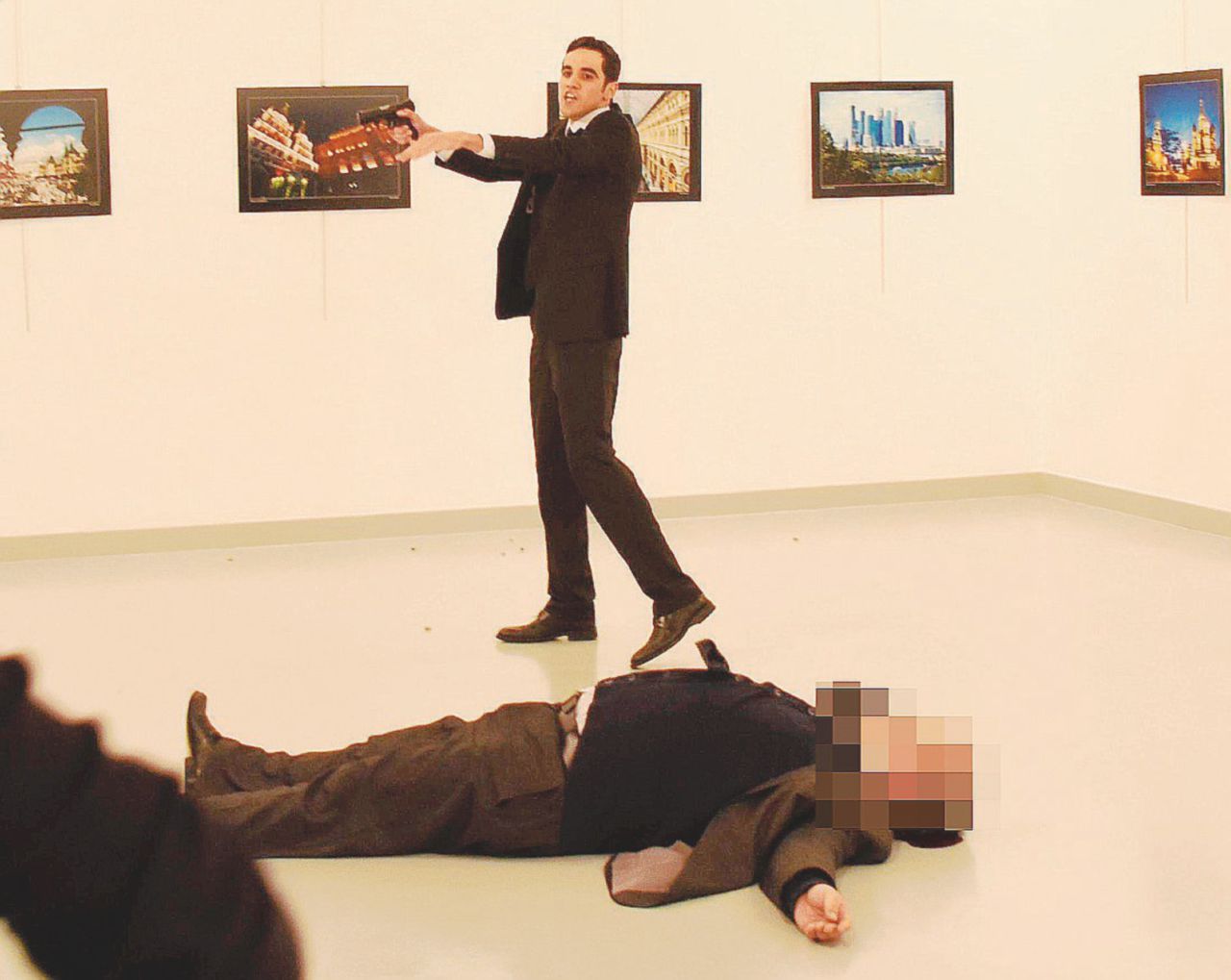 Fotogrammi di un delitto - Il poliziotto Mert Altintas e il corpo senza vita dell’ambasciatore russo Karlov - Ansa Il poliziotto killer e la saga del complotto marca Gülen