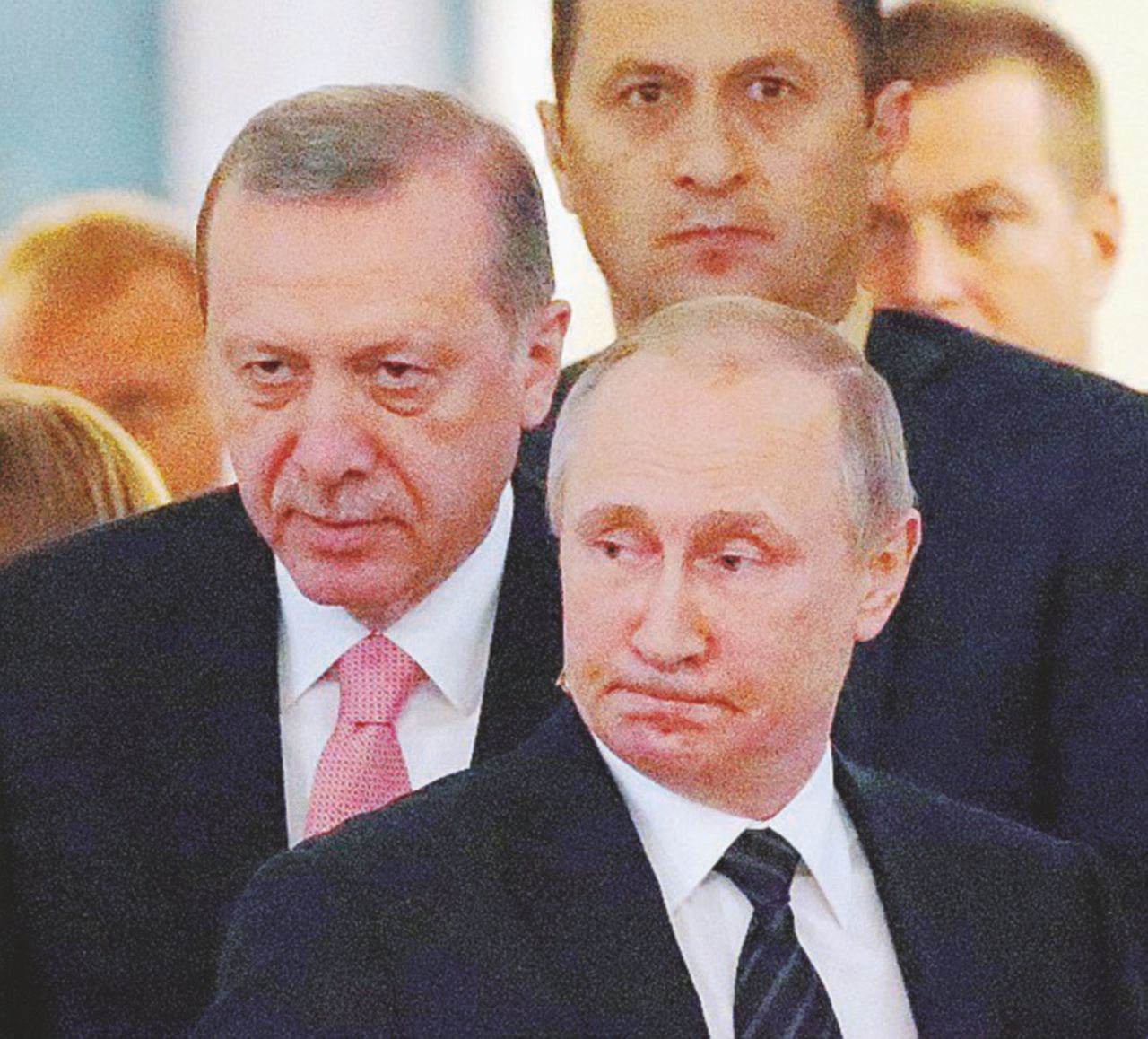 In sintonia - Il presidente russo Vladimir Putin; alle sue spalle il suo omologo turco Recep Tayyip Erdogan - Ansa Il santone capro espiatorio per ogni occasione