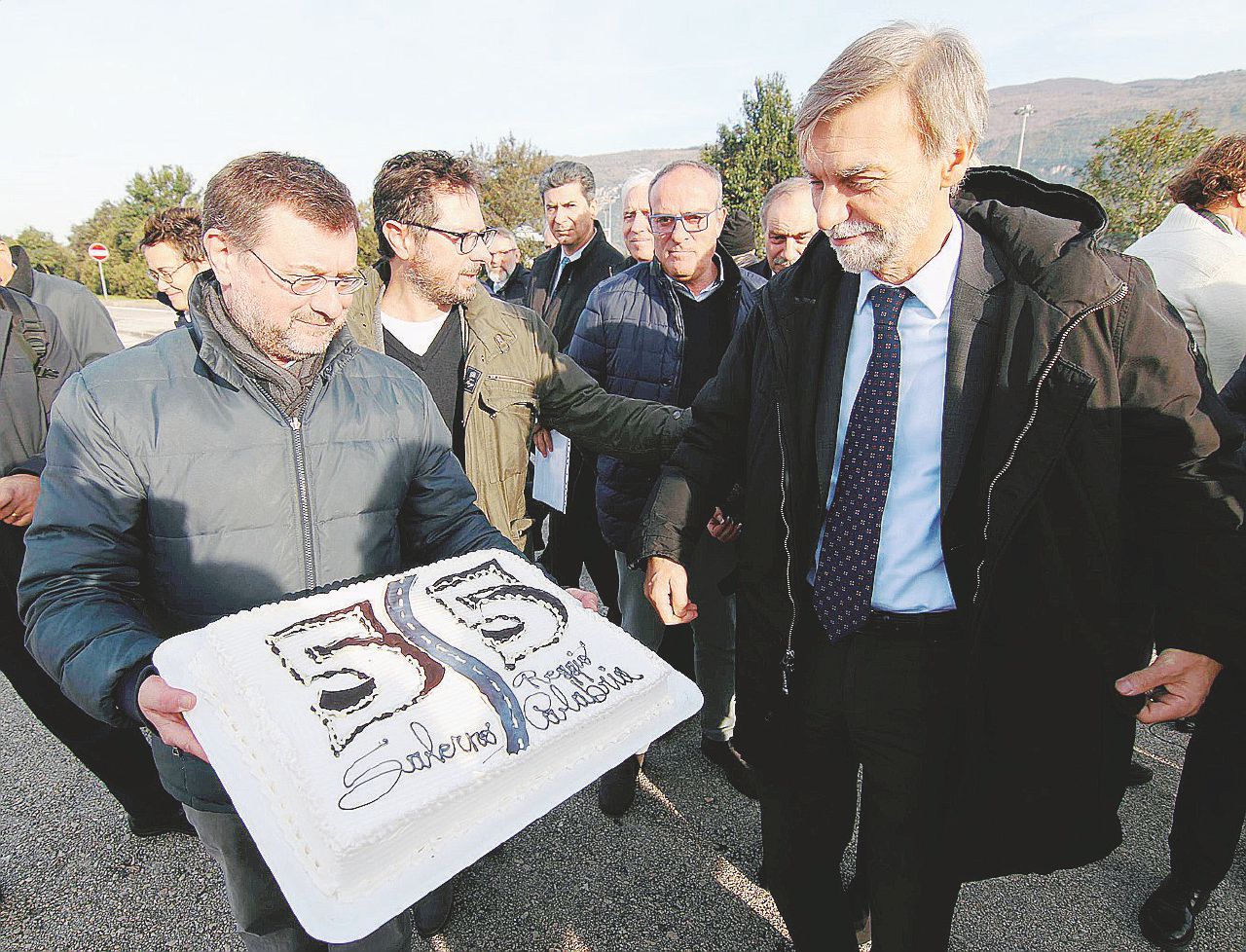 Annunci e realtà - Il ministro Graziano Delrio all’inaugurazione di ieri - Ansa L’ultima farsa della politica sulla “strada del Mediterraneo”