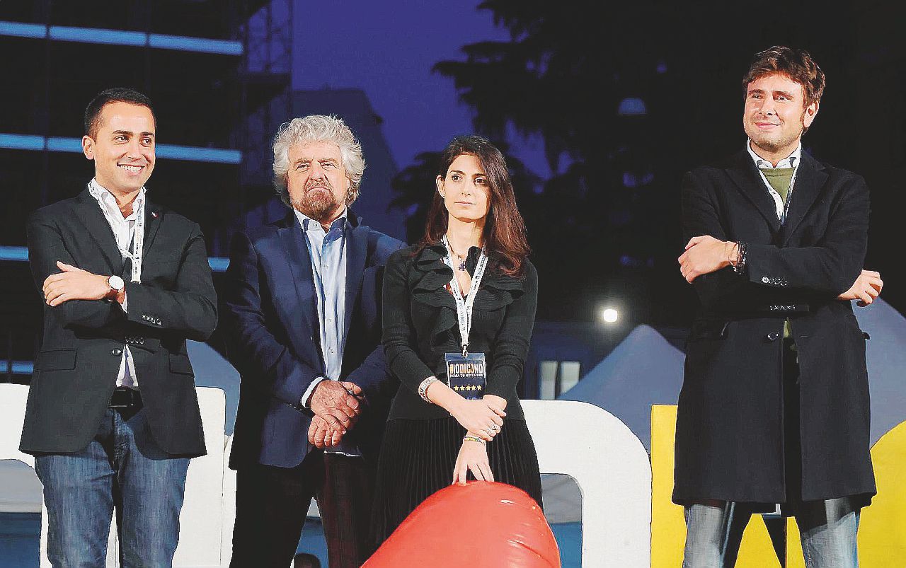 Sindaca con big - Virginia Raggi con Di Maio, Grillo e Di Battista lo scorso 26 novembre a Roma I 5Stelle a un bivio: assalto al governo o stop per un giro