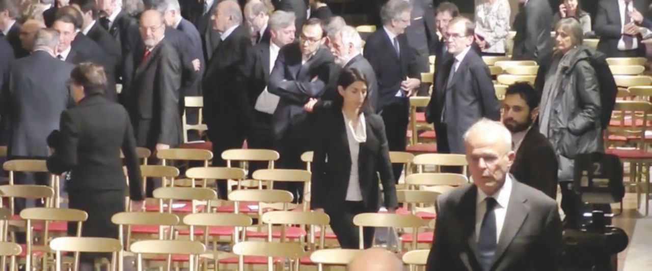 Sola - Virginia Raggi durante lo scambio di auguri al Quirinale Virginia ignorata: ma non era sessismo?