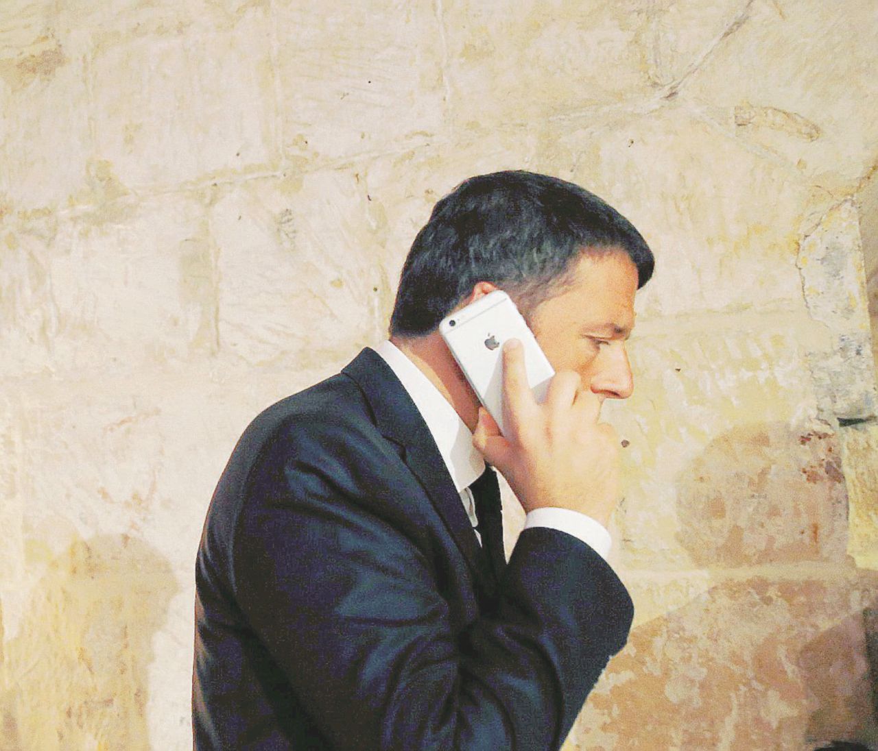 L’ex premier Matteo Renzi aveva in dotazione una utenza telefonica fornita dall’Aisi - Ansa Perché il Giglio Magico è ossessionato dai Servizi segreti