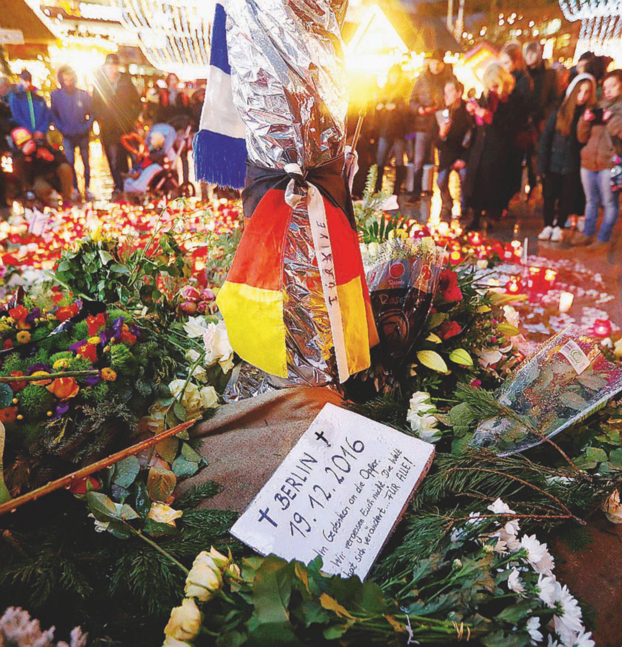 Mausoleo - Candele, biglietti e fiori per le vittime della strage - Reuters Il fantasma di Anis il killer non ferma le feste tedesche