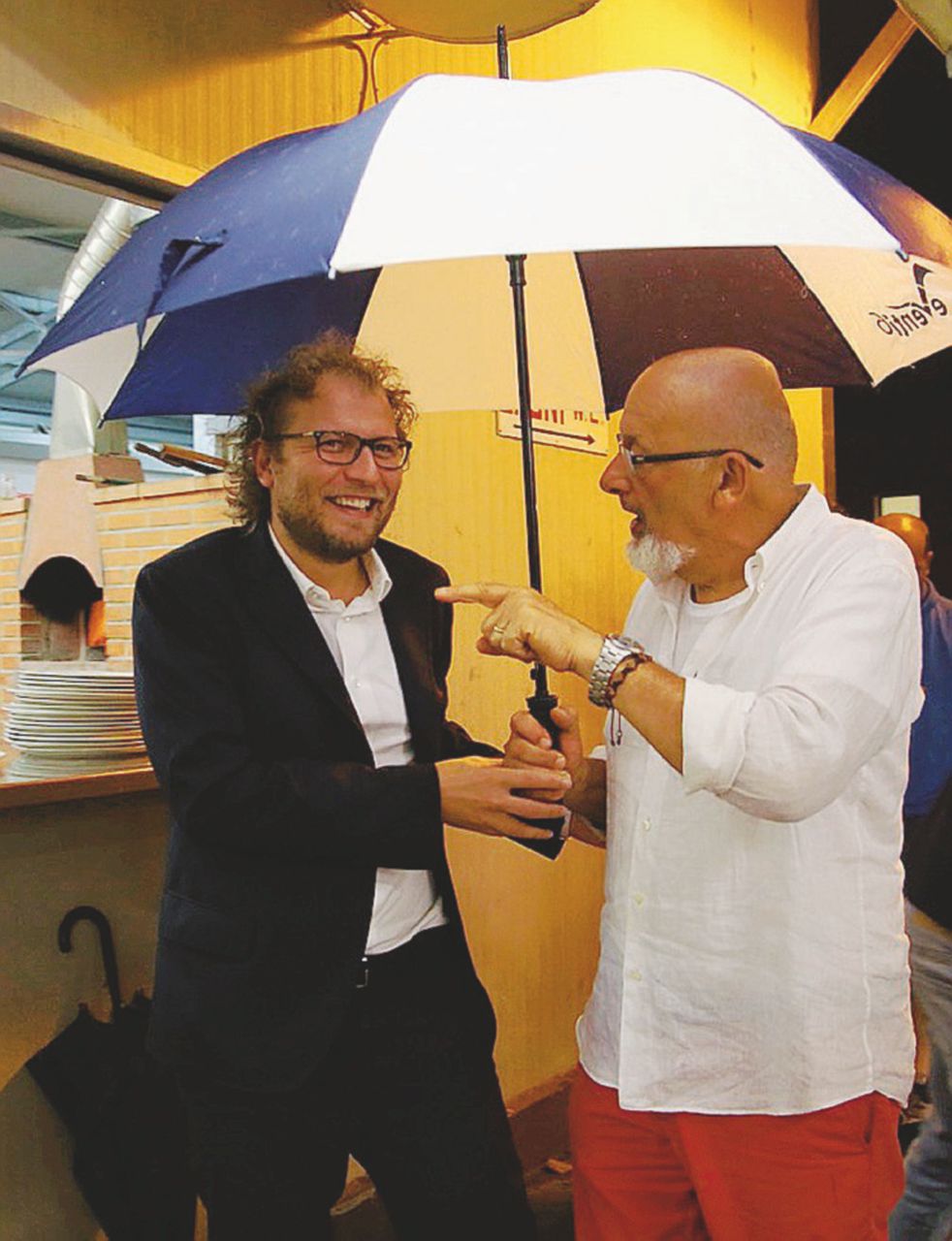 Con Tiziano - Luca Lotti, oggi ministro, con il padre dell’ex premier, Tiziano Renzi alla Festa dell’Unità di Rignano sull’Arno - LaPresse Il neoministro assicura: “Vado subito dai pm”. E scompare nel silenzio
