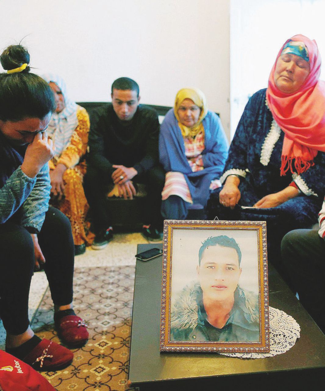 In Tunisia - La madre e i familiari con la foto di Anis Amri a Oueslatia - Ansa “È l’arma di Berlino”. Ma la fuga di Amri è avvolta nei misteri