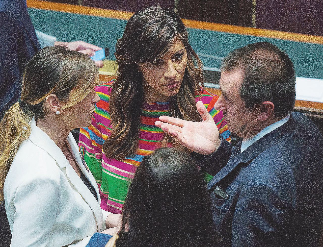 Alla Camera - A centro pagina, Micaela Campana, deputata Pd, con Maria Elena Boschi (a sinistra) e il capogruppo Ettore Rosato - LaPresse “Non ricordo” e “non sapevo”: Mafia capitale, i Pd smemorati