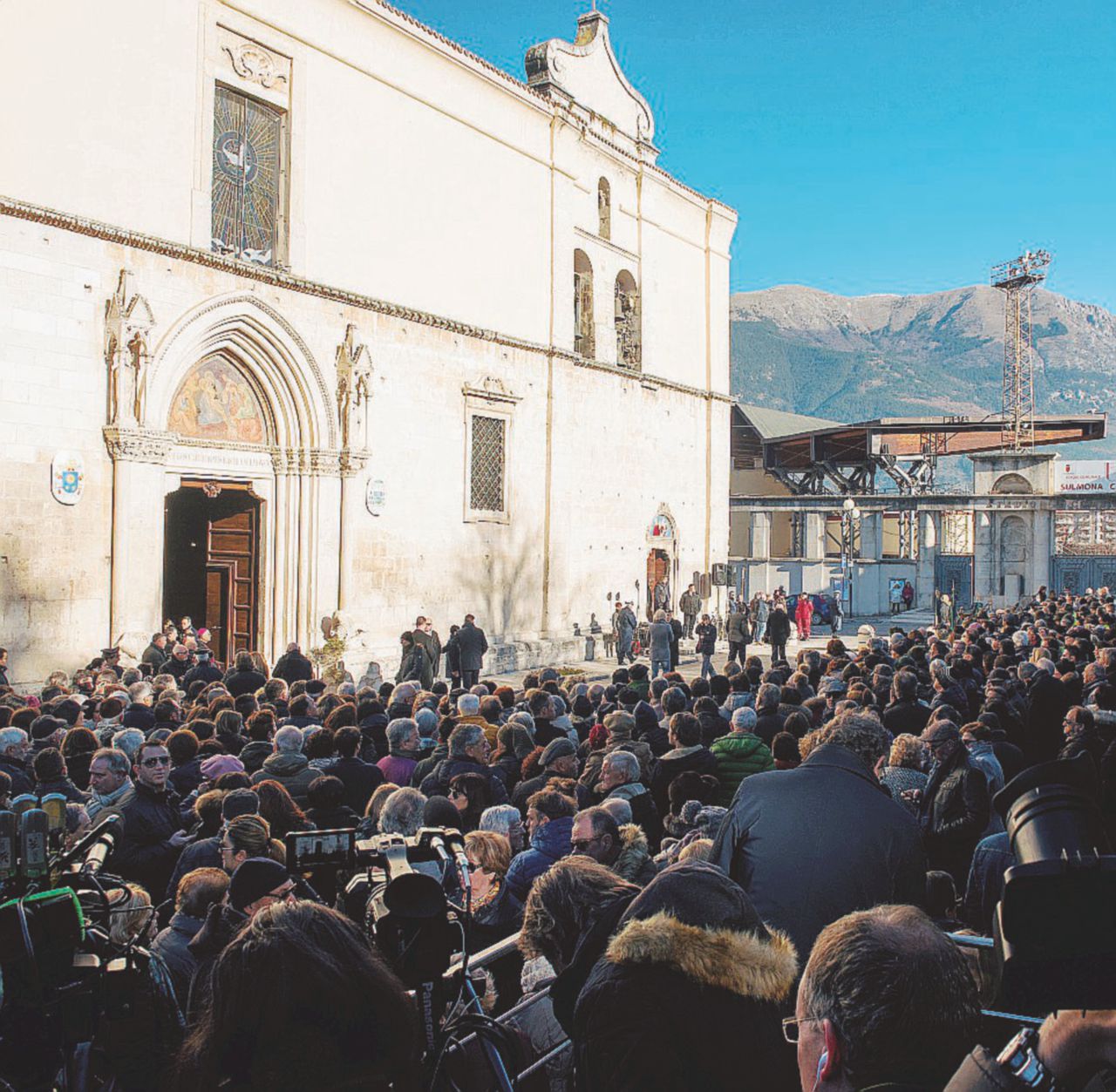 La cerimonia - La folla fuori dalla cattedrale di Sulmona Addio a Fabrizia, schiaffo del vescovo a Poletti