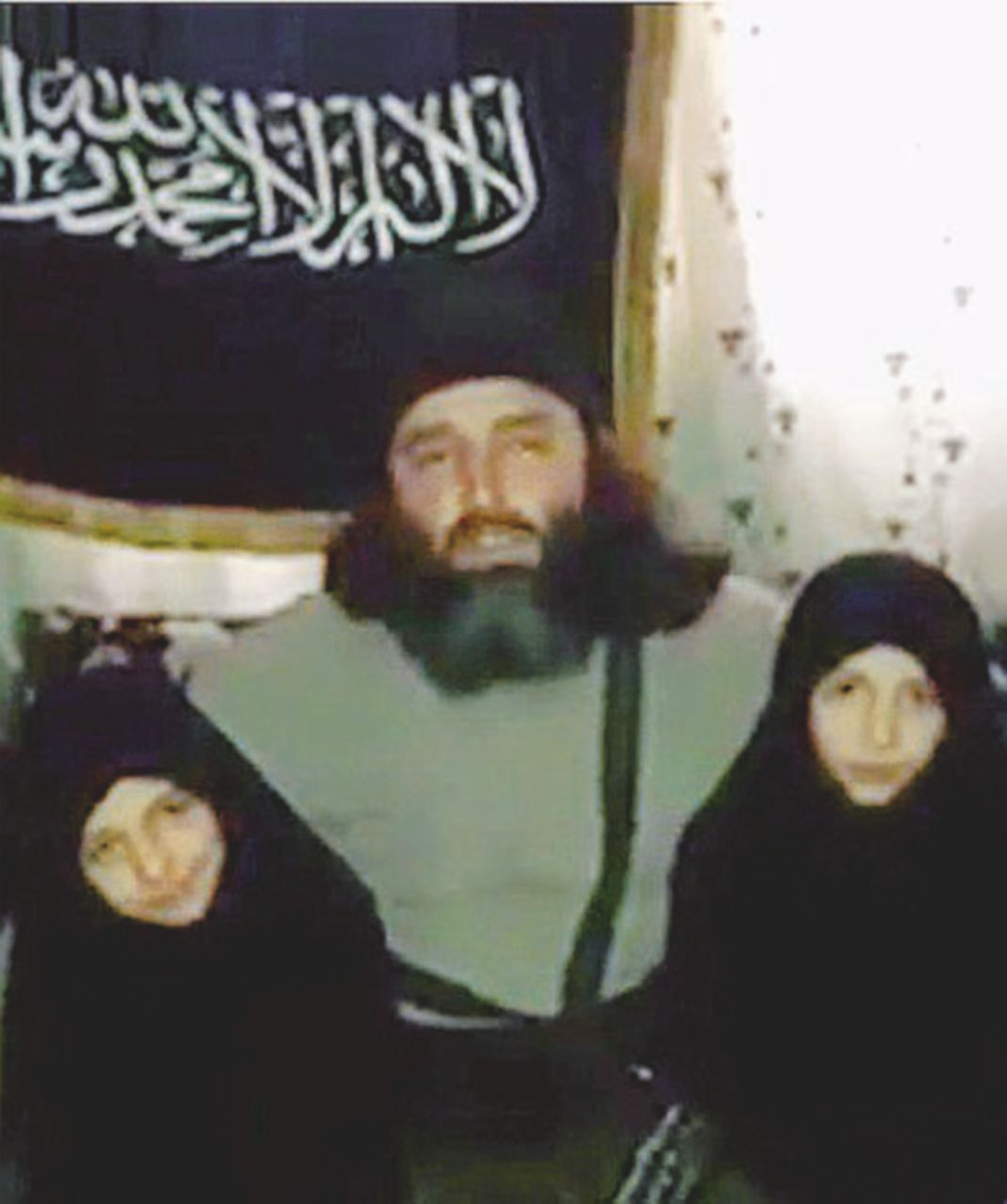 Eredità - Abu Nimr con le figlie Ucciso dal “fuoco amico” il leader jihadista padre delle “bimbe-kamikaze”
