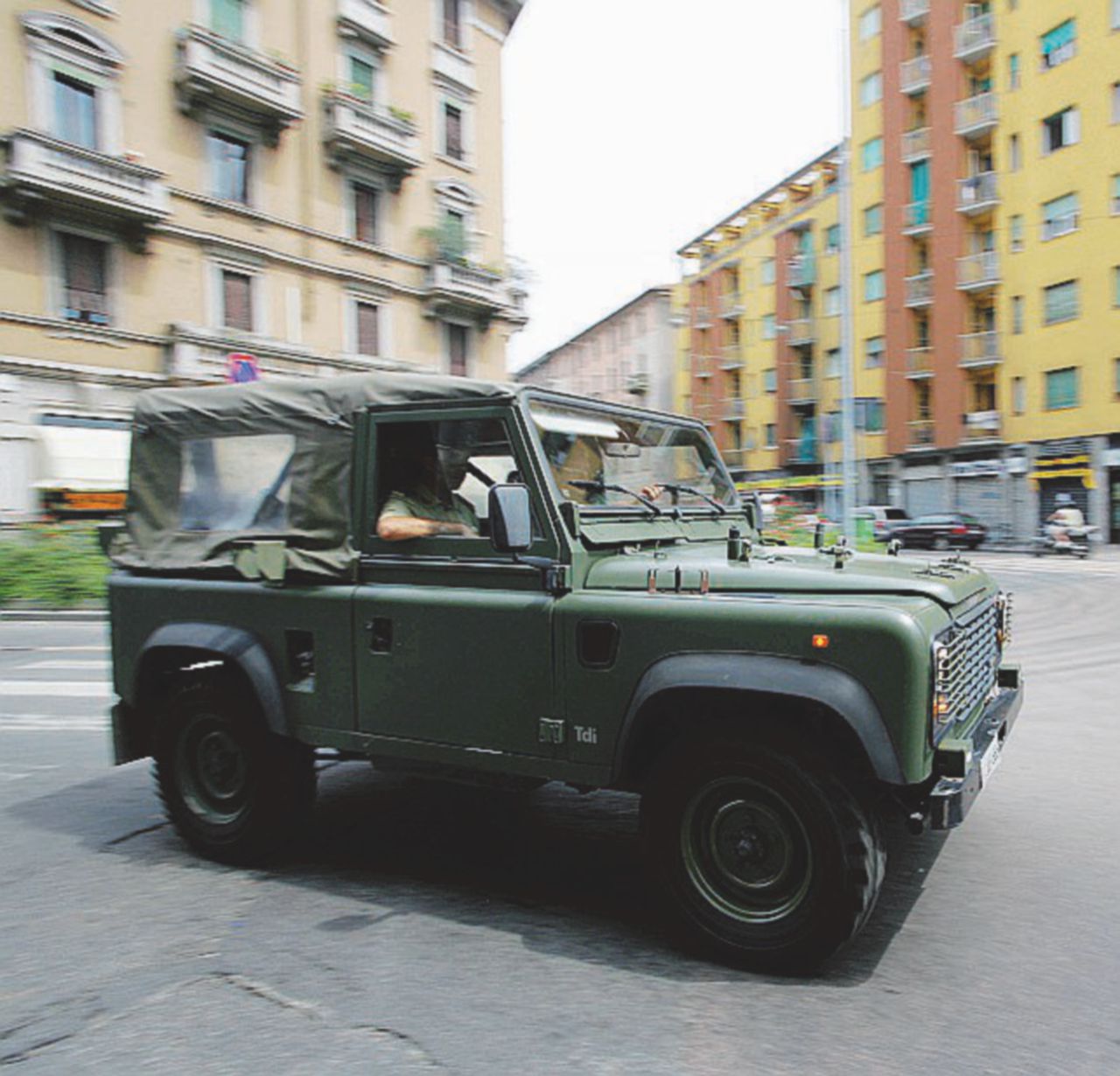 Nodo nevralgico - Controlli delle forze di sicurezza nella zona di via Padova a Milano - LaPresse I falsari di via Padova e il suk dei passaporti
