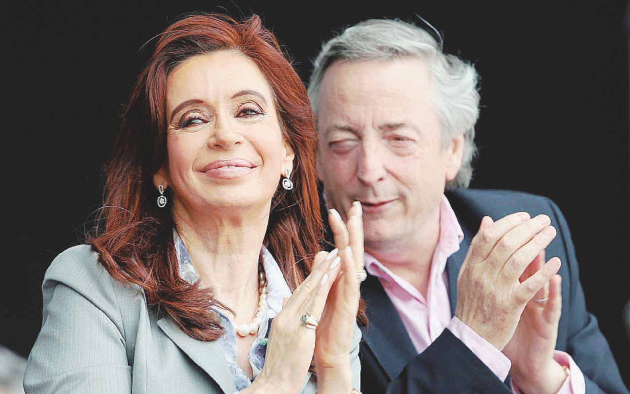 Stirpe reale - Nestor e Cristina Kirchner: la moglie diverrà presidente dopo la morte del marito. Corruzione, incriminata l’ex presidenta