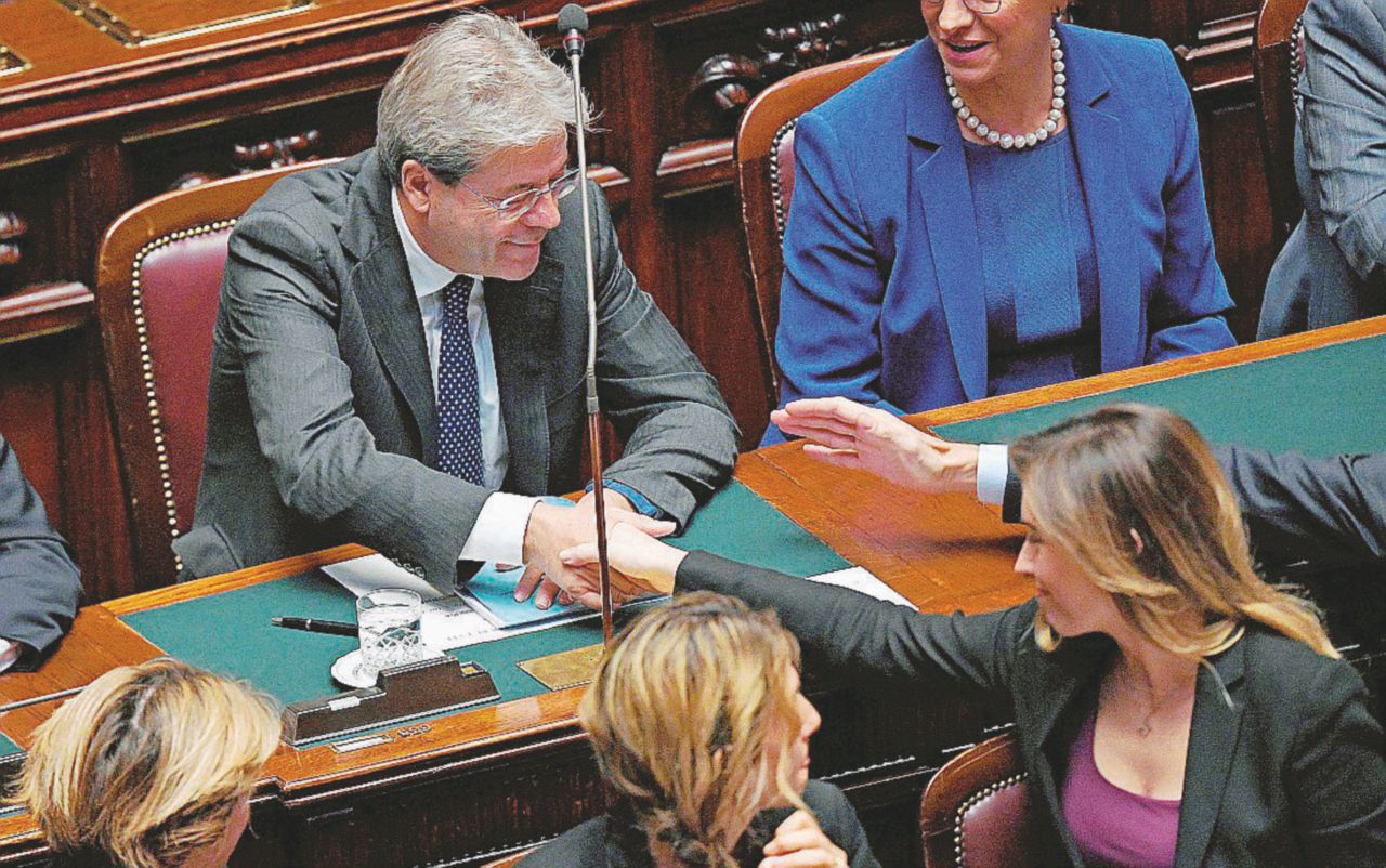 La coppia - Paolo Gentiloni e Maria Elena Boschi nel giorno della fiducia in Parlamento - Credit Boschi, pochi poteri Gentiloni tenta di ridimensionarla