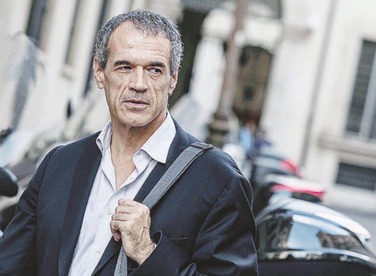 Sorvegliare le spese - Il dirigente del Fmi, Carlo Cottarelli, ex commissario alla Spending review - Ansa “Lo Stato spreca 3,2 miliardi l’anno. Ma il danno più grande è il tempo”