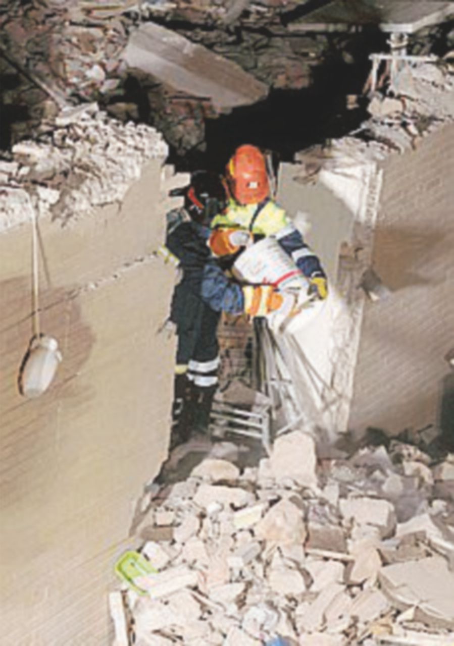 Crolla palazzina a Roma: due donne sotto le macerie Crolla palazzina a Roma: due donne sotto le macerie