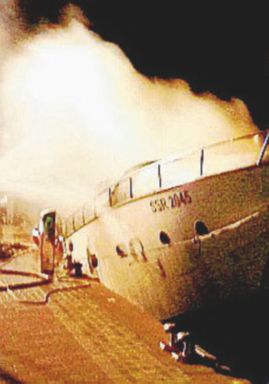 Copertina di Brucia lo yacht: tre tedeschi muoiono intrappolati a Loano