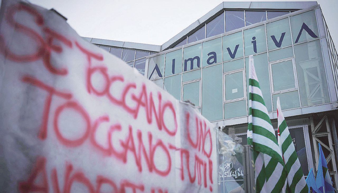 Capitale addio - La sede romana di Almaviva verrà chiusa. Tre mesi per scongiurare quella di Napoli - Ansa Almaviva stacca la linea: 1.666 lavoratori licenziati