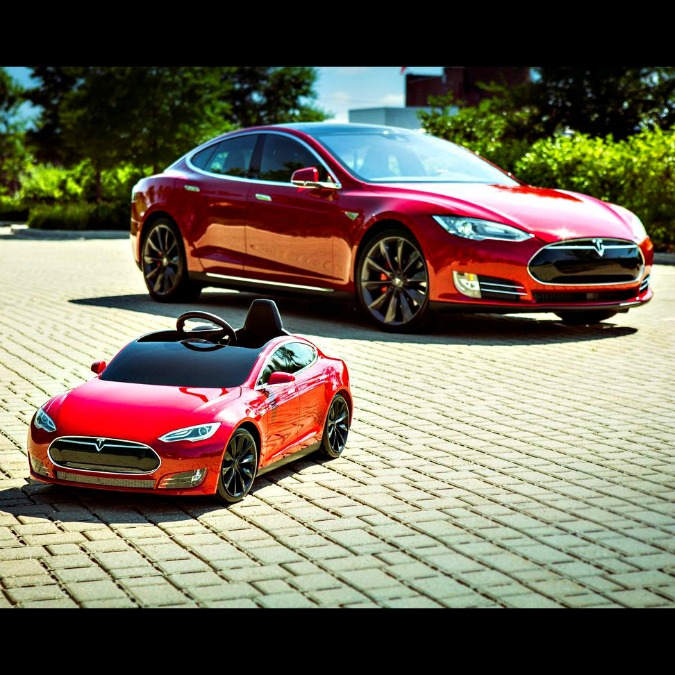 Copertina di Natale, sotto l’albero c’è una Tesla S in miniatura – FOTO