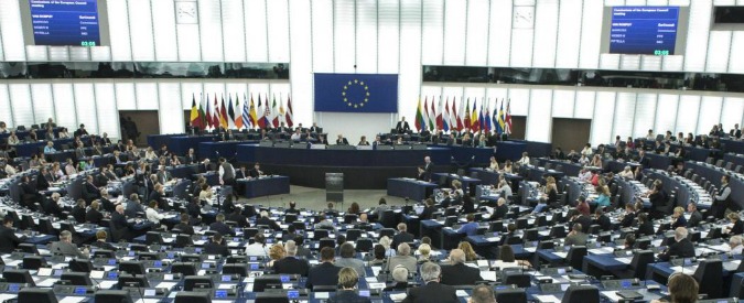 Banche, Parlamento Ue si schiera con Padoan: “La Bce non può imporre regole vincolanti sui crediti deteriorati”