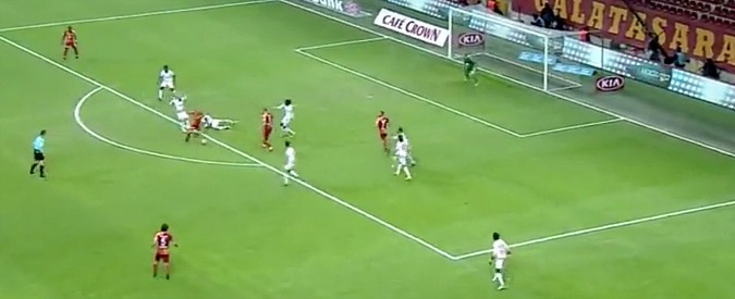 Copertina di Calcio, il regalo di Natale di Wesley Sneijder: un pallonetto coi fiocchi