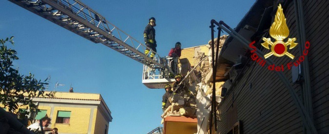 Copertina di Roma, crolla una palazzina di due piani ad Acilia: trovate morte mamma e figlia. Ipotesi fuga di gas