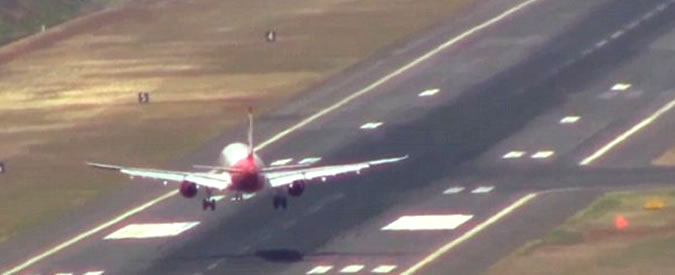 Copertina di Il volo su cui non vorreste viaggiare. Questo aereo atterra in condizioni impossibili, ma solo al quarto tentativo