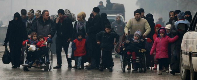 Copertina di Aleppo, c’è l’accordo per l’evacuazione di ribelli e civili. Russia: “Battaglia finita”. Onu: “Strage di bambini, è carneficina”