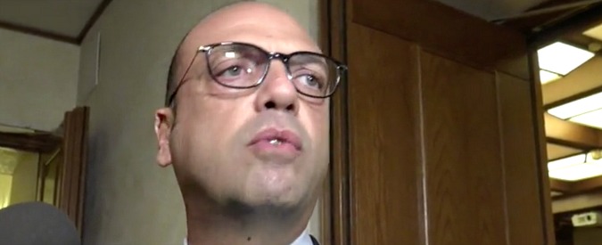 Copertina di Renzi, Alfano provoca: “Forza Italia vuole proseguire la legislatura? Non sarà gratis”