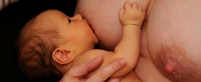 Contro tabù e divieti, viva l’allattamento libero e universale